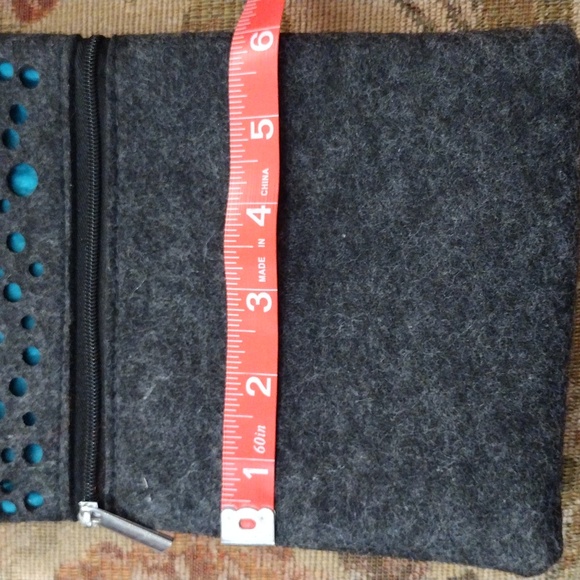 EUC Felt Two Pocket Adjustable Shoulder Crossbody Bag - Picture 7 of 10